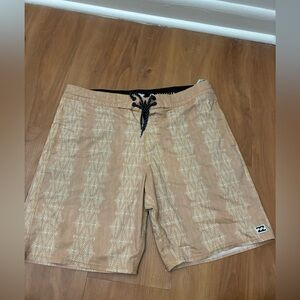 Billabong Men's Beige Patterned Board Shorts size 31
